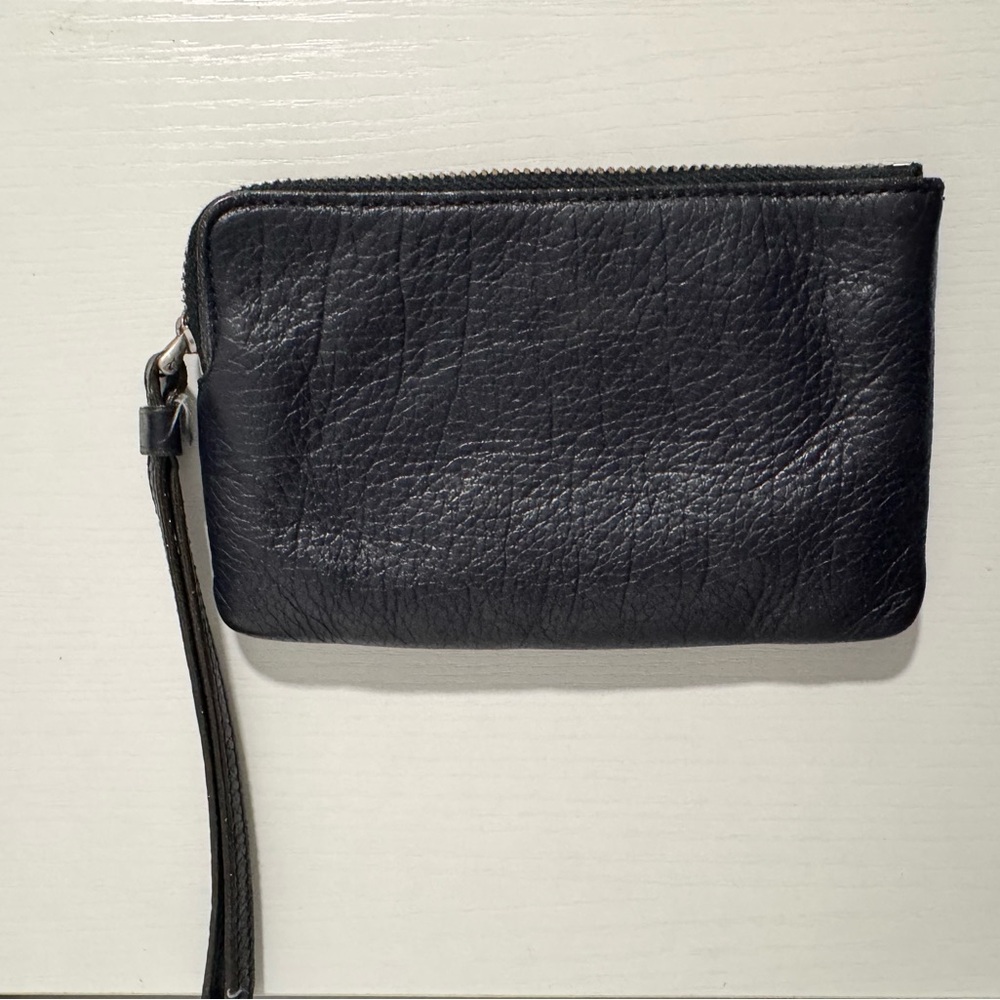 Elegant Black Zippered Wallet - Picture 3 of 5